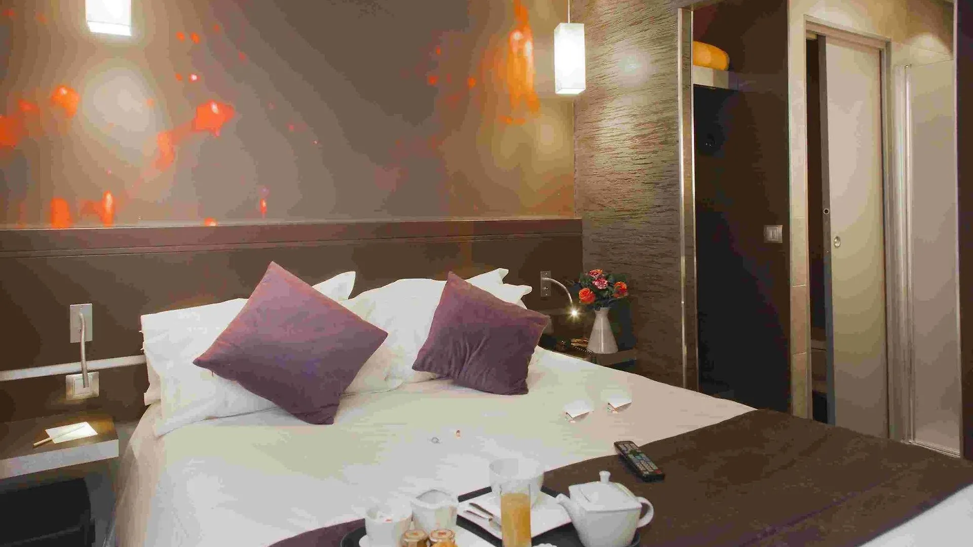 Lumieres Montmartre Hotel